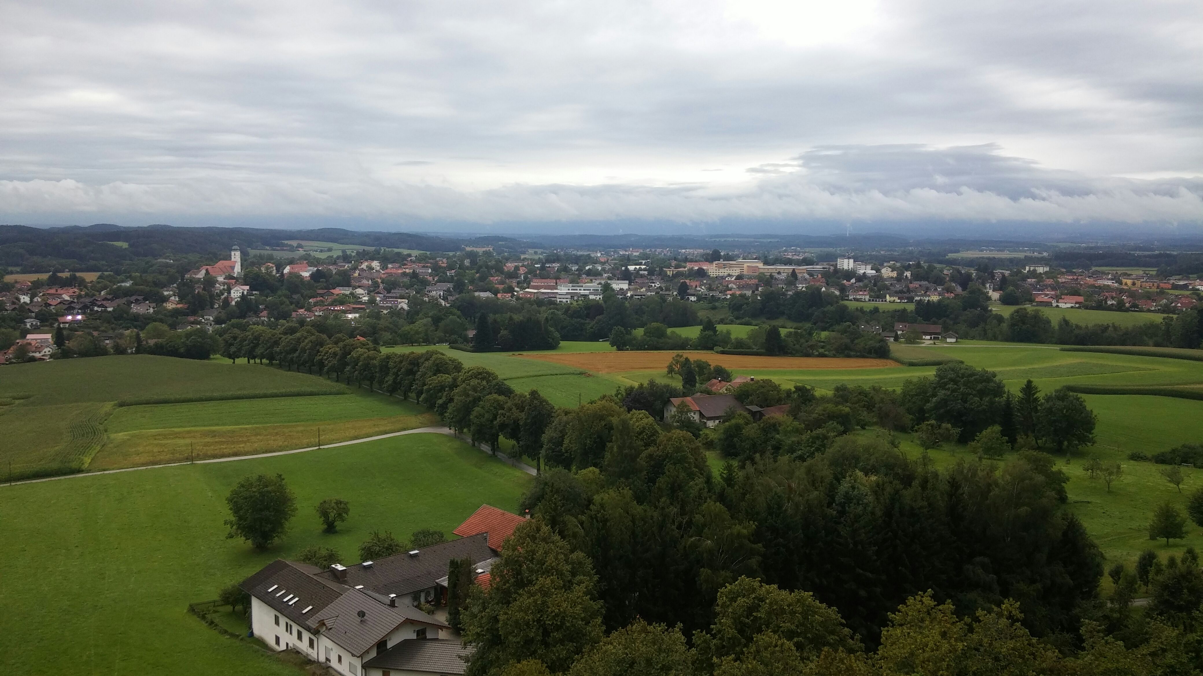 Aussicht in Richtung Süden von der Besucherplattform mit der Stadt Ebersberg